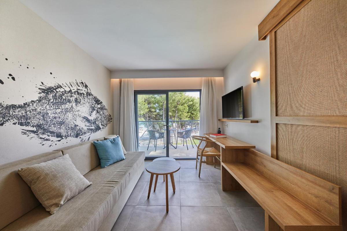 una sala de estar con un sofá y una mesa en Sofia Alcudia Beach, en Puerto de Alcudia