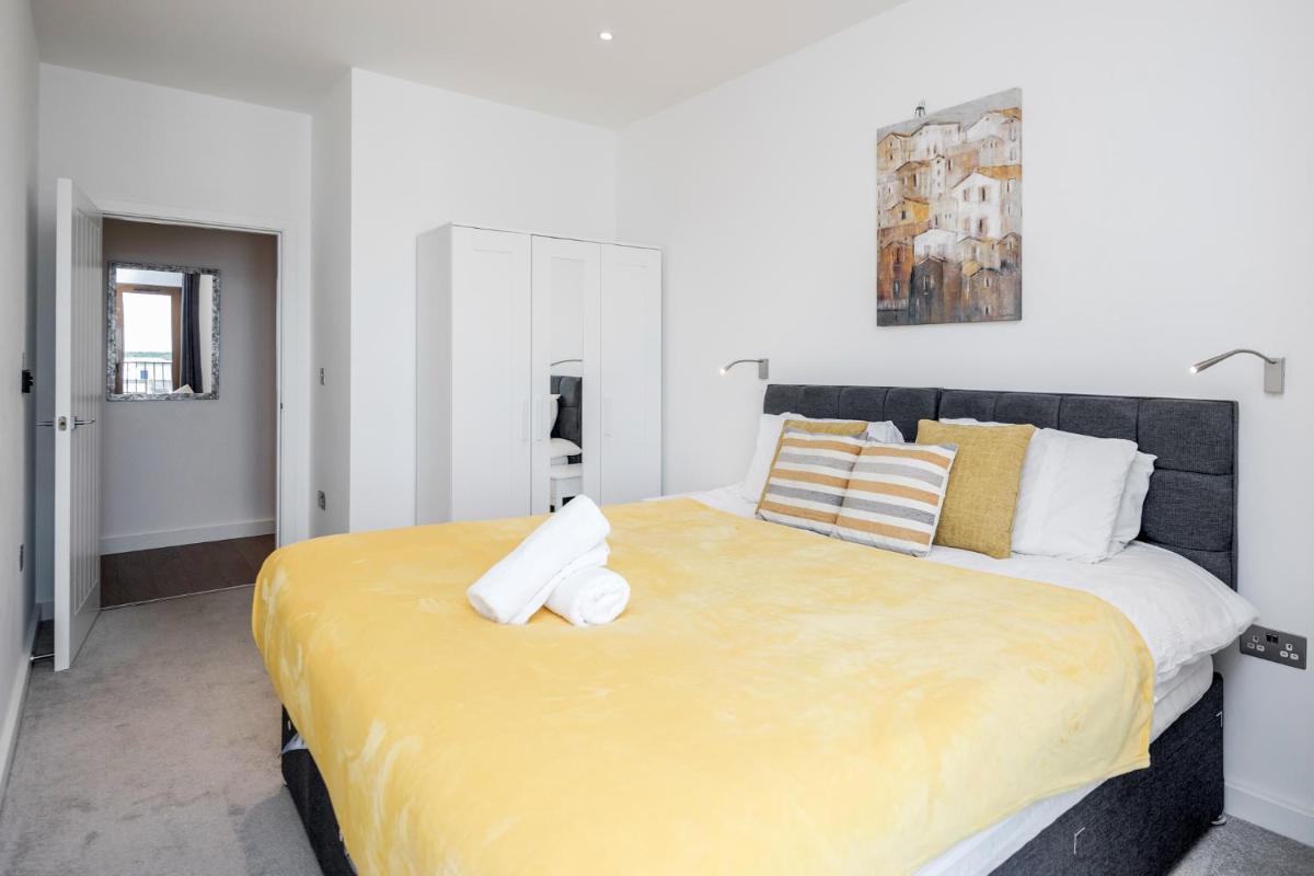 Suitetrails - Top Floor Luxury 2 Bedroom St Albans Apartment - Free WiFi