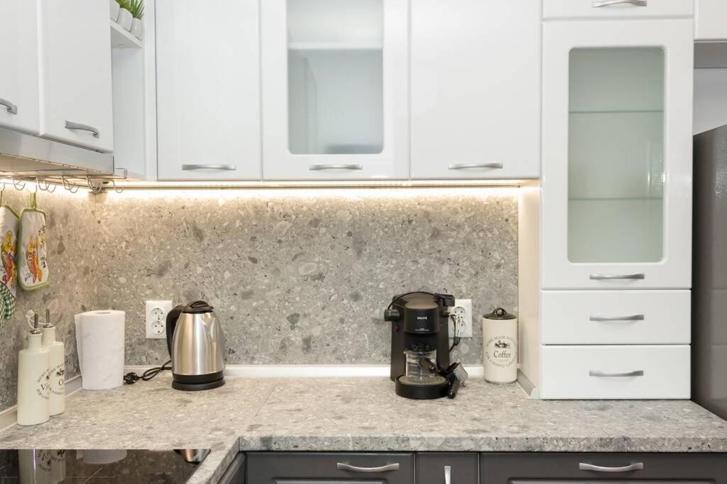 Perfect Summer Vacation Rental - One-Bedroom Flat - Housity