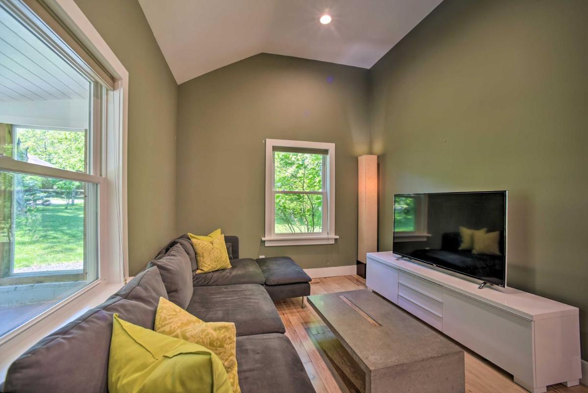 Charming Cottage with Deck Mtn and Lake Views! - Housity