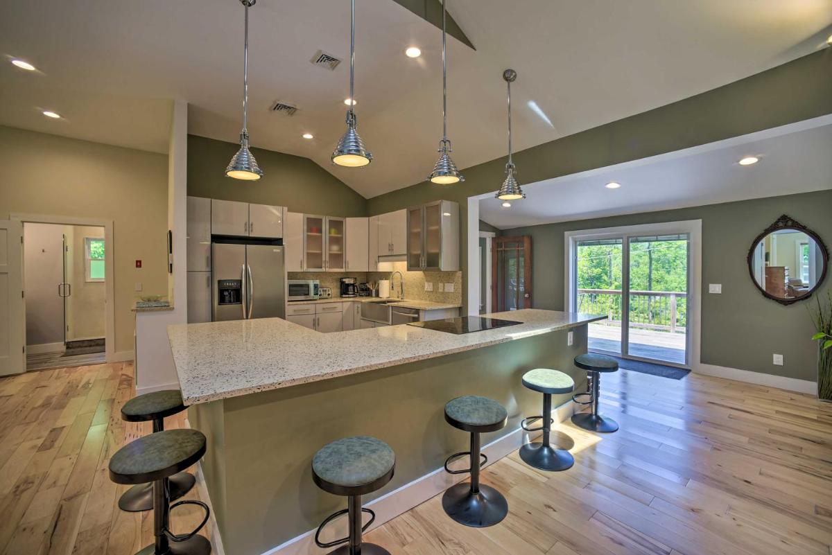 Charming Cottage with Deck Mtn and Lake Views! - Housity