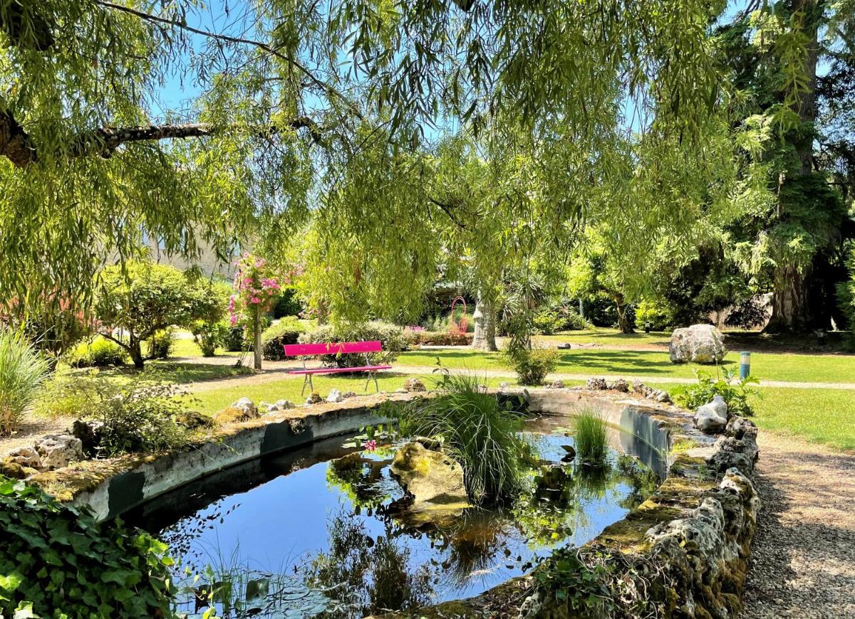 Jardin de l'établissement Les Glycines - Hôtel & Spa - Teritoria