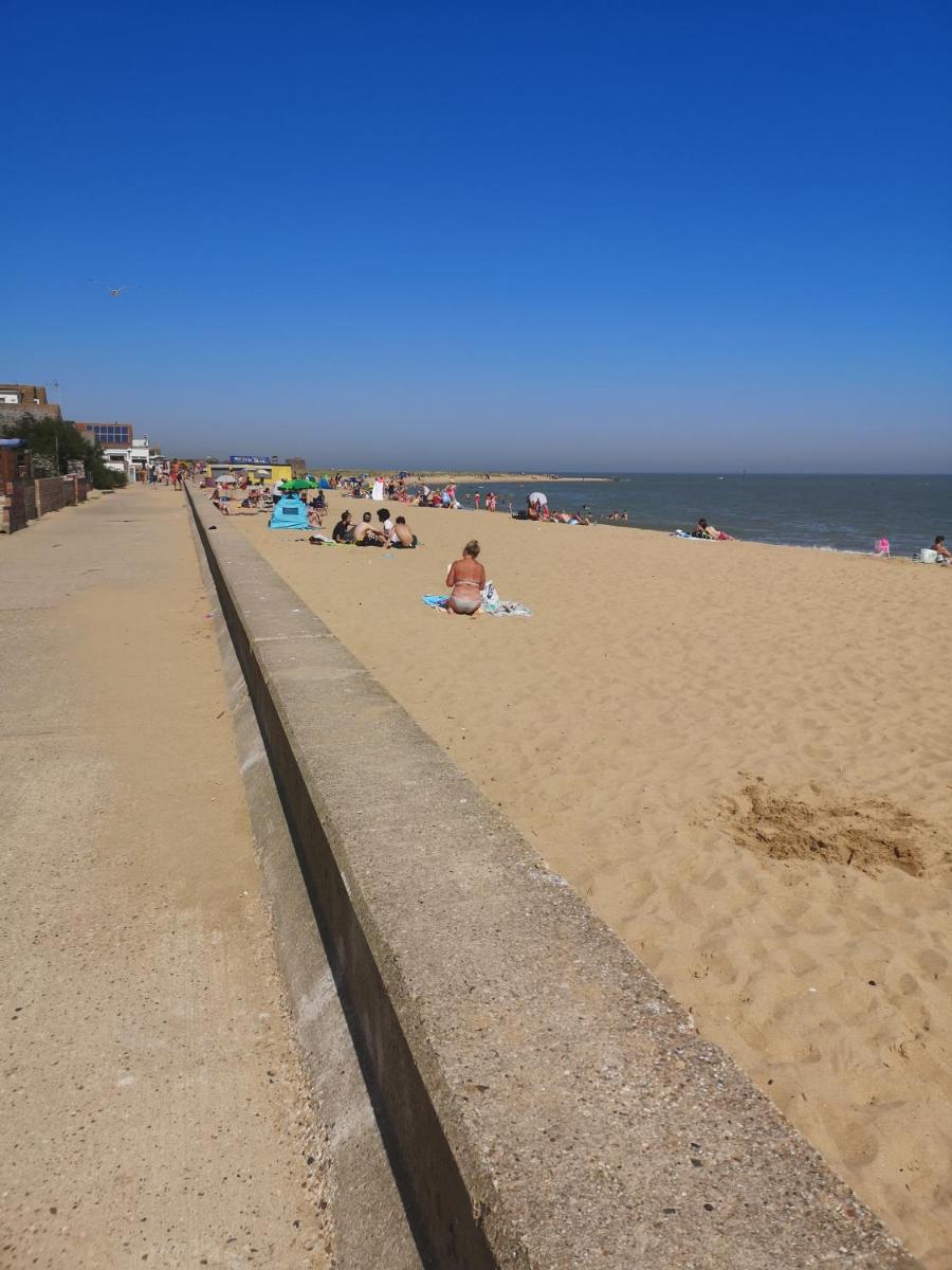 Beach House Jaywick - Housity