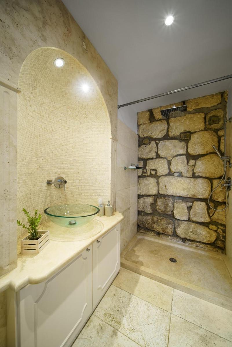 Castello House - Hizvo