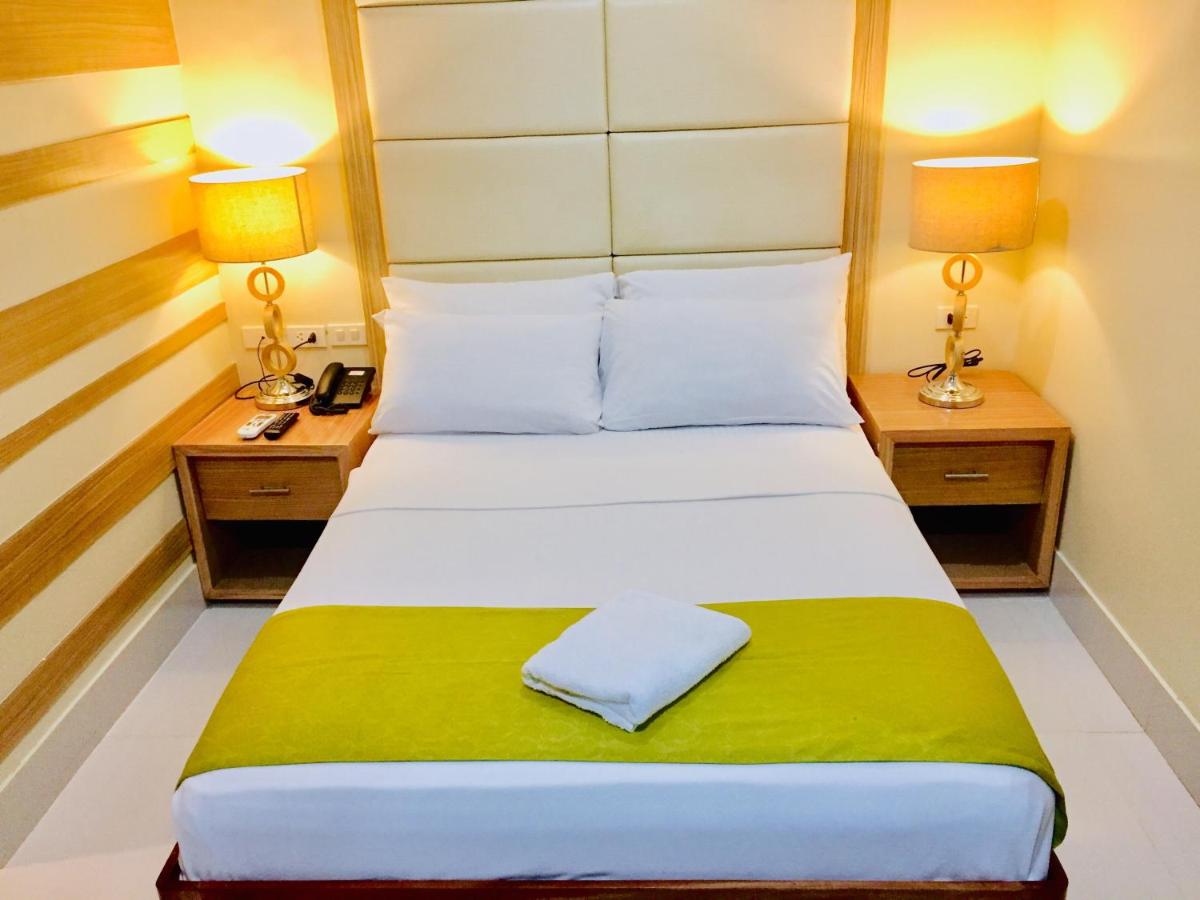 Suitetrails - RedDoorz Plus @ ABC Landmark Hotel