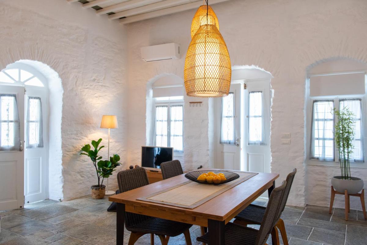 NIREAS STONEHOUSE IN APOLLONIA SIFNOS - Housity