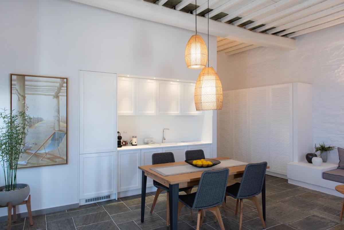 NIREAS STONEHOUSE IN APOLLONIA SIFNOS - Housity