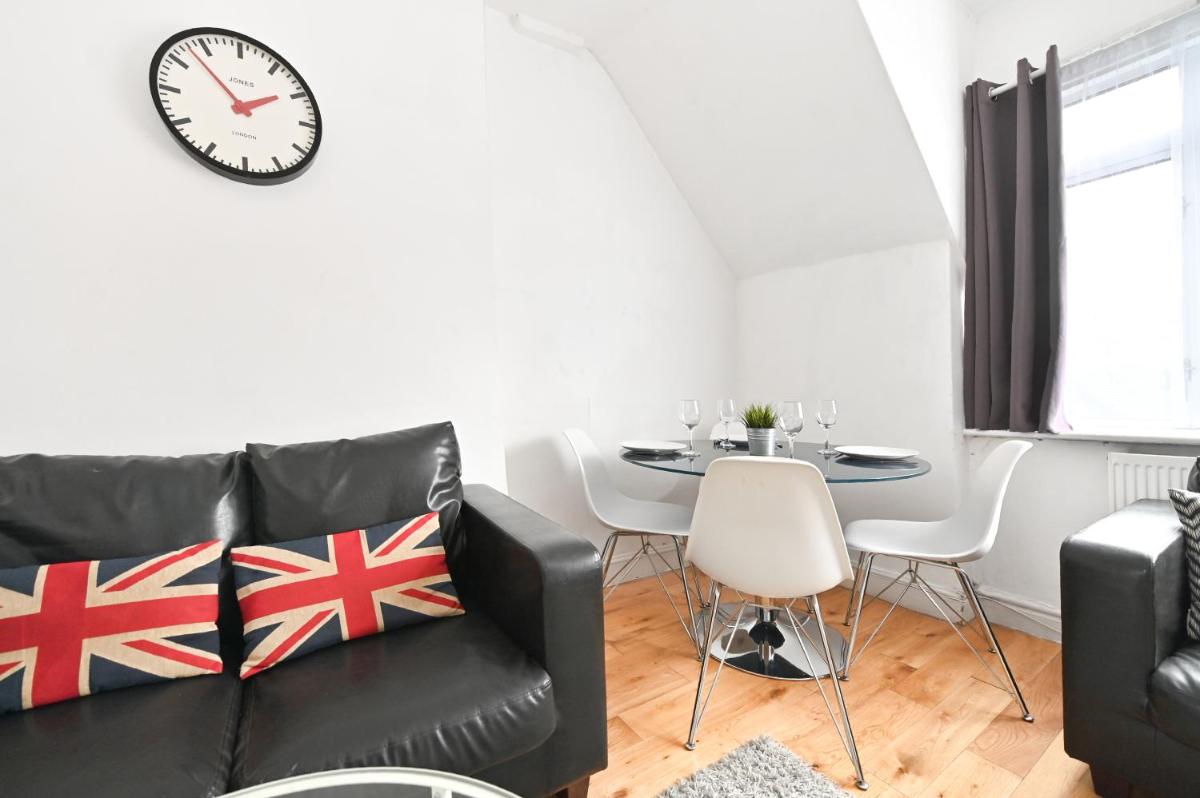 Soho Apartment, Theatres & Old Compton Street - Housity