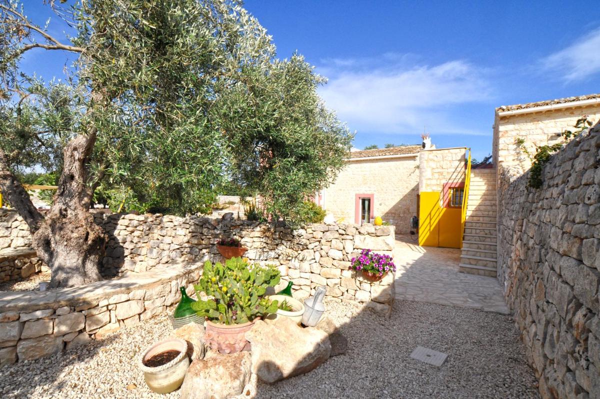 Casa Farlisa, antico baglio con piscina - Housity