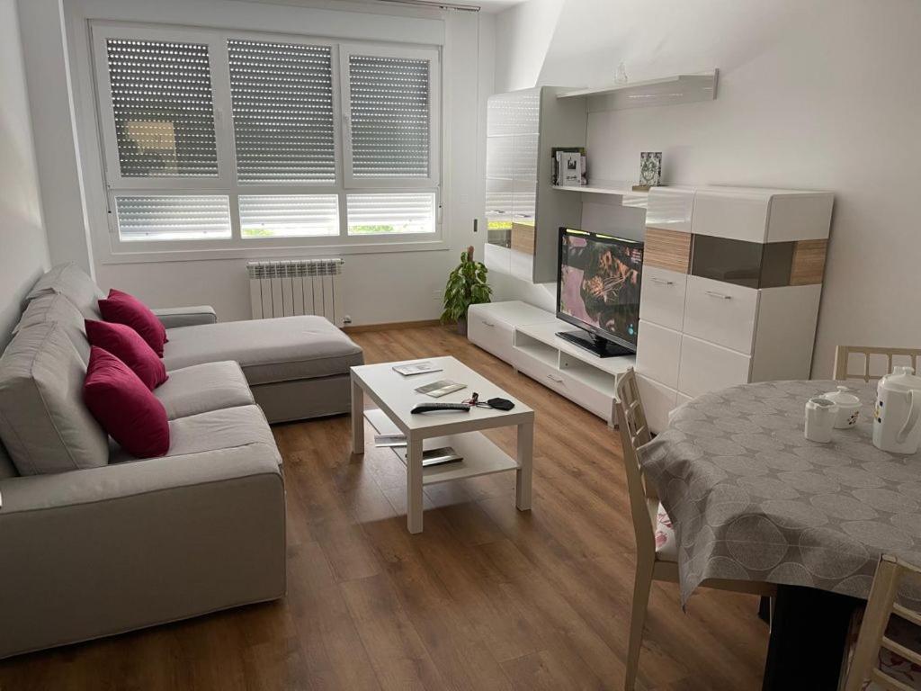 Apartamento entero en Sigüeiro a pie del camino inglés - Housity