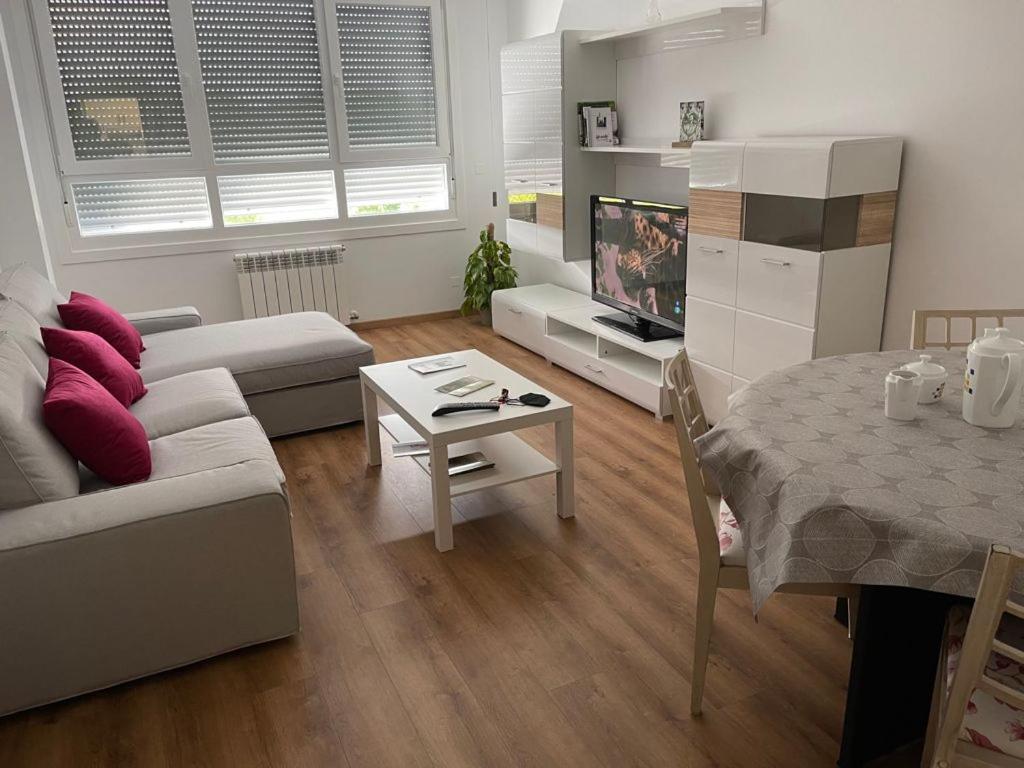 Apartamento entero en Sigüeiro a pie del camino inglés - Housity