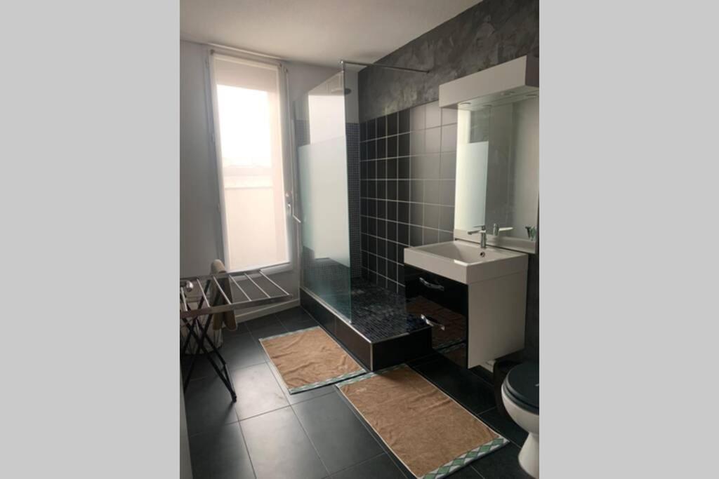 Appartement dernier étage, balcon, parking gratuit ! - Housity