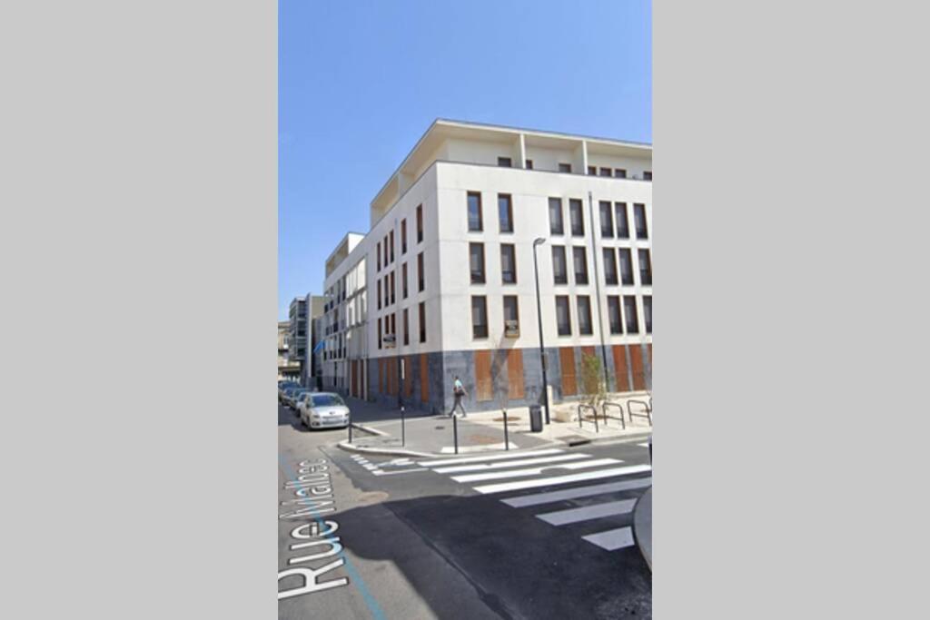Appartement dernier étage, balcon, parking gratuit ! - Housity
