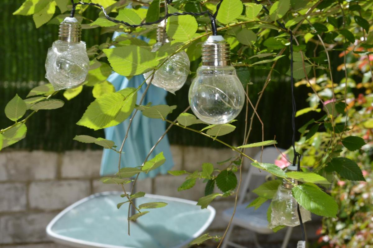 Ideal for the camino Lightl Semi subteranean studio with patio and BBQ - Housity