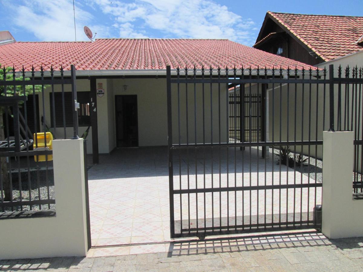 CASA EM PENHA SC PERTO DO BETO CARRERO E DA PRAIA - Housity