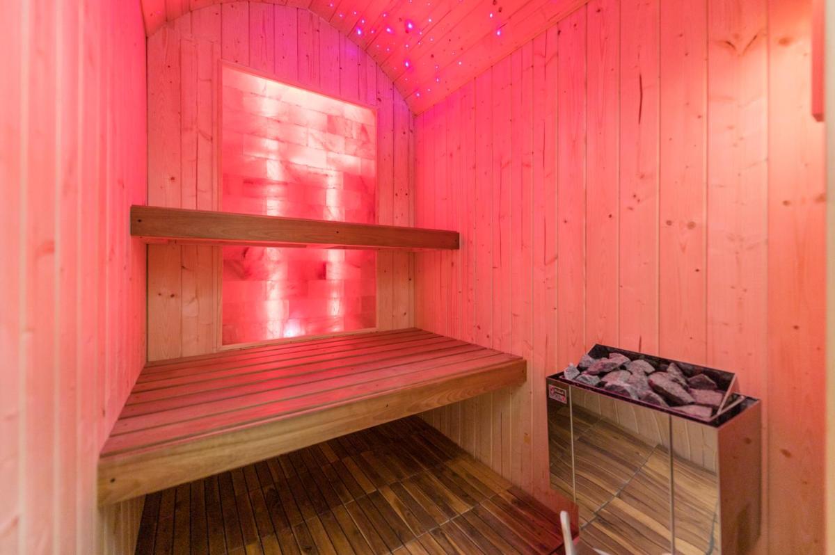 Budapest Eye Presidential with Jacuzzi & Sauna - Housity