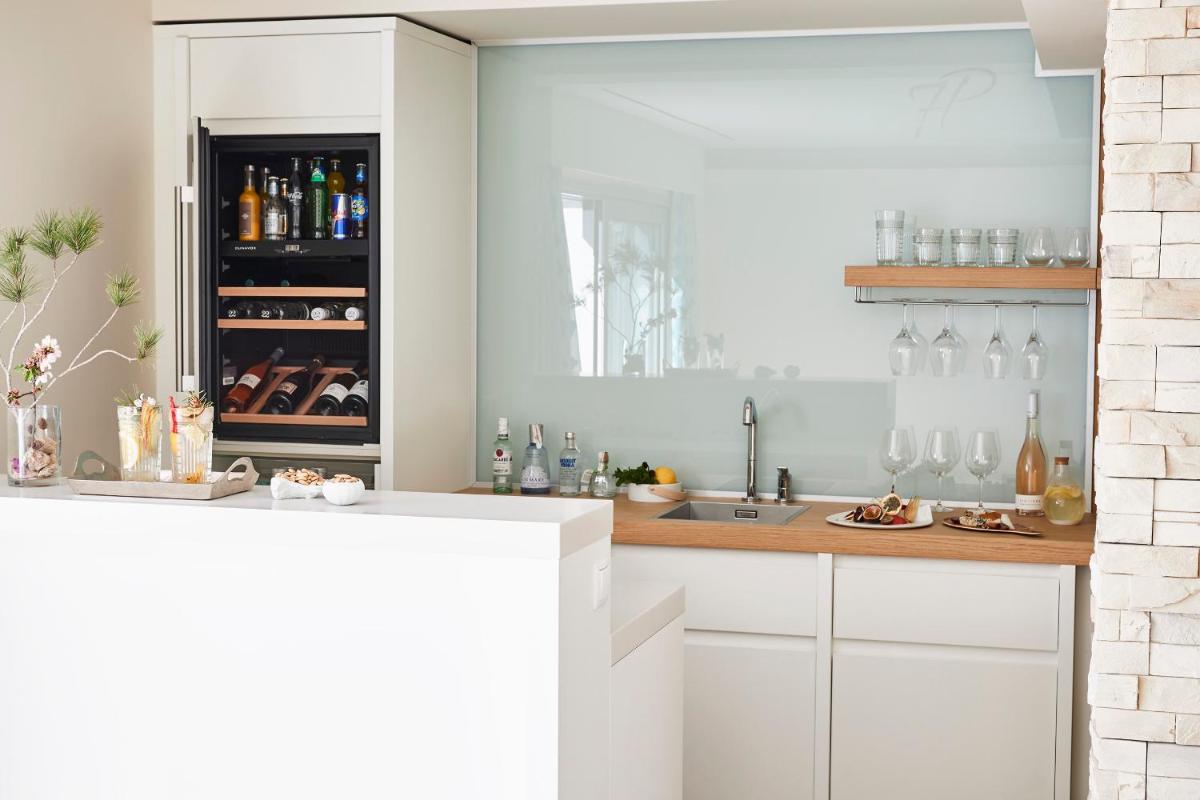 Una cocina o zona de cocina en 7Pines Resort Ibiza, part of Destination by Hyatt