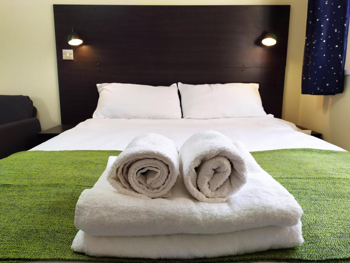 The Yew Studio - Self contained one bed studio flat with parking - Housity