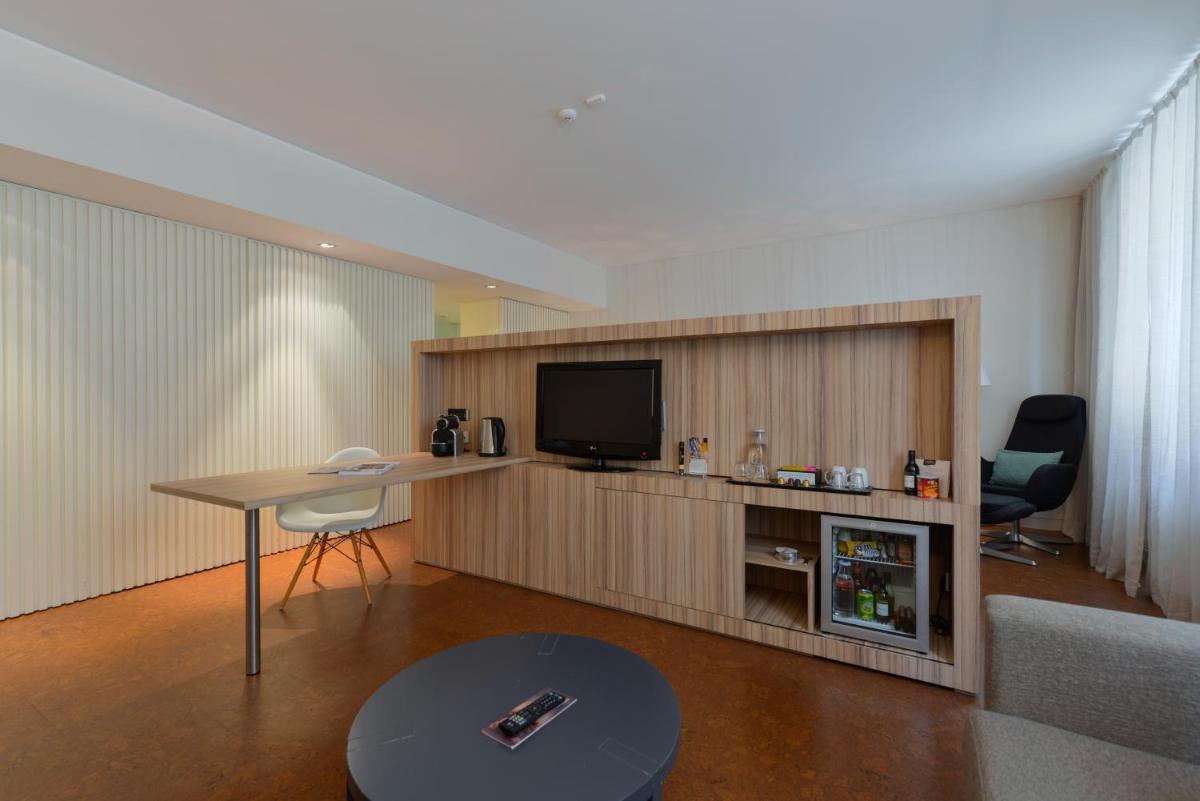 Uma televisão e/ou sistema de entretenimento em Inspira Liberdade Boutique Hotel