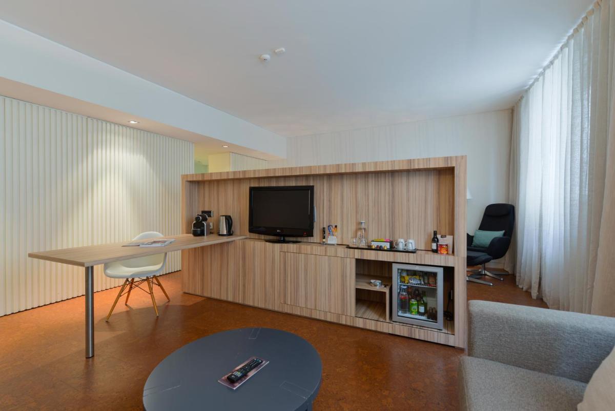 Uma televisão e/ou sistema de entretenimento em Inspira Liberdade Boutique Hotel