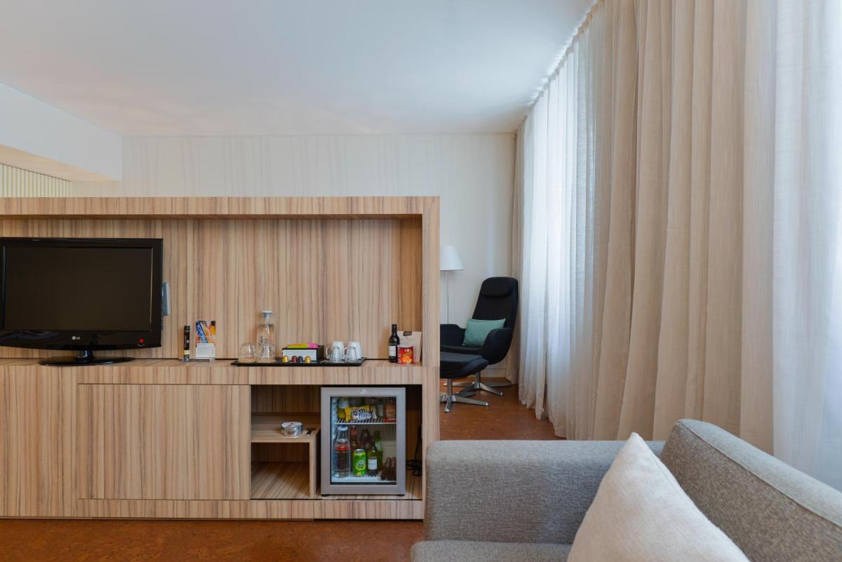 Uma televisão e/ou sistema de entretenimento em Inspira Liberdade Boutique Hotel