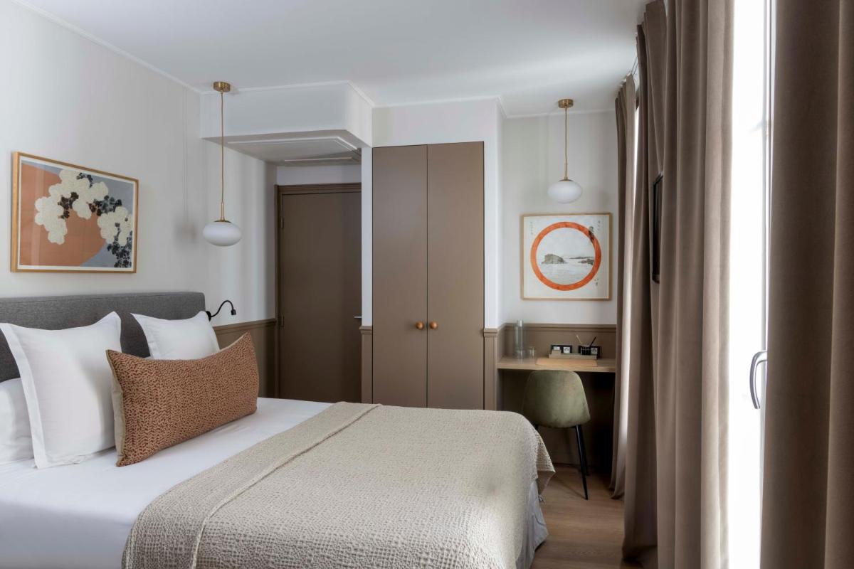 Un ou plusieurs lits dans un hébergement de l'établissement Le Petit Beaumarchais Hotel & Spa