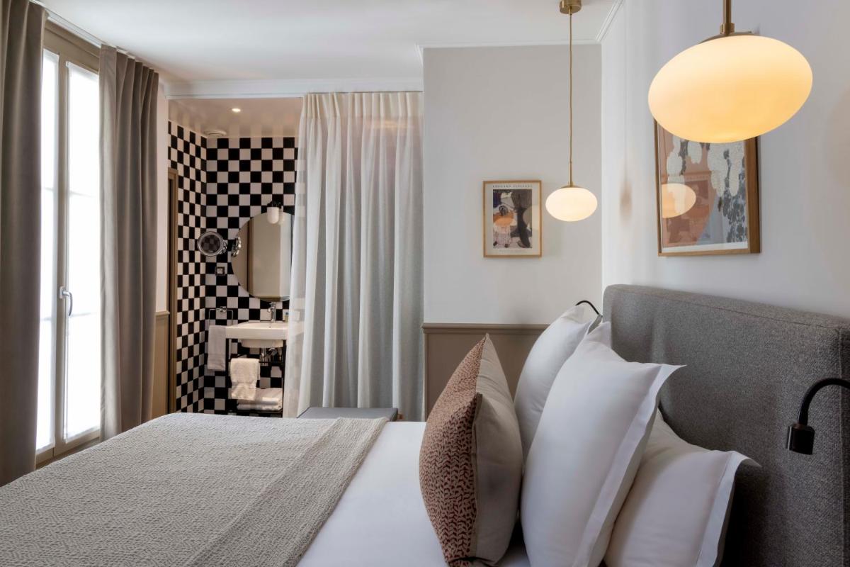 Un ou plusieurs lits dans un hébergement de l'établissement Le Petit Beaumarchais Hotel & Spa