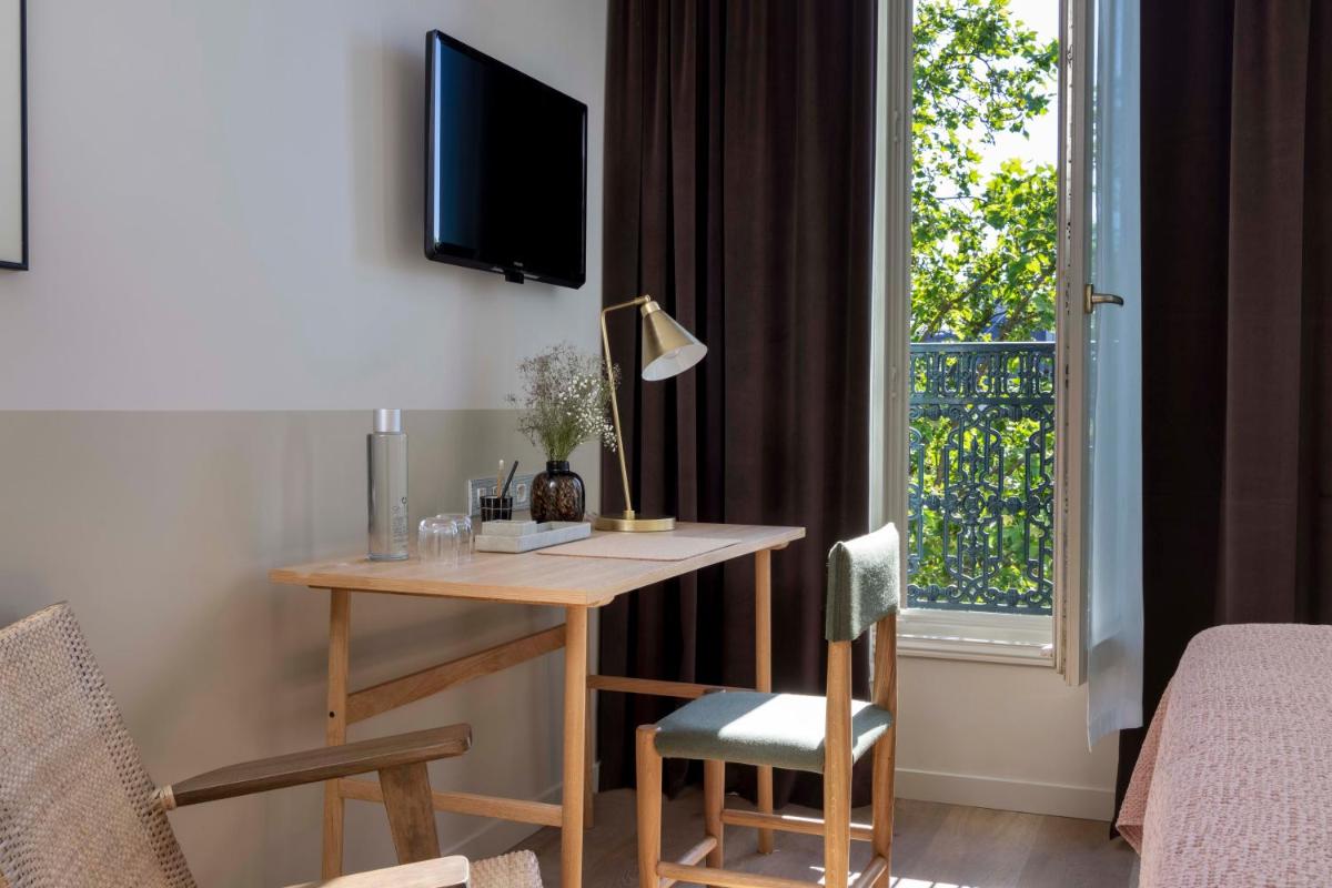 Télévision ou salle de divertissement dans l'établissement Le Petit Beaumarchais Hotel & Spa