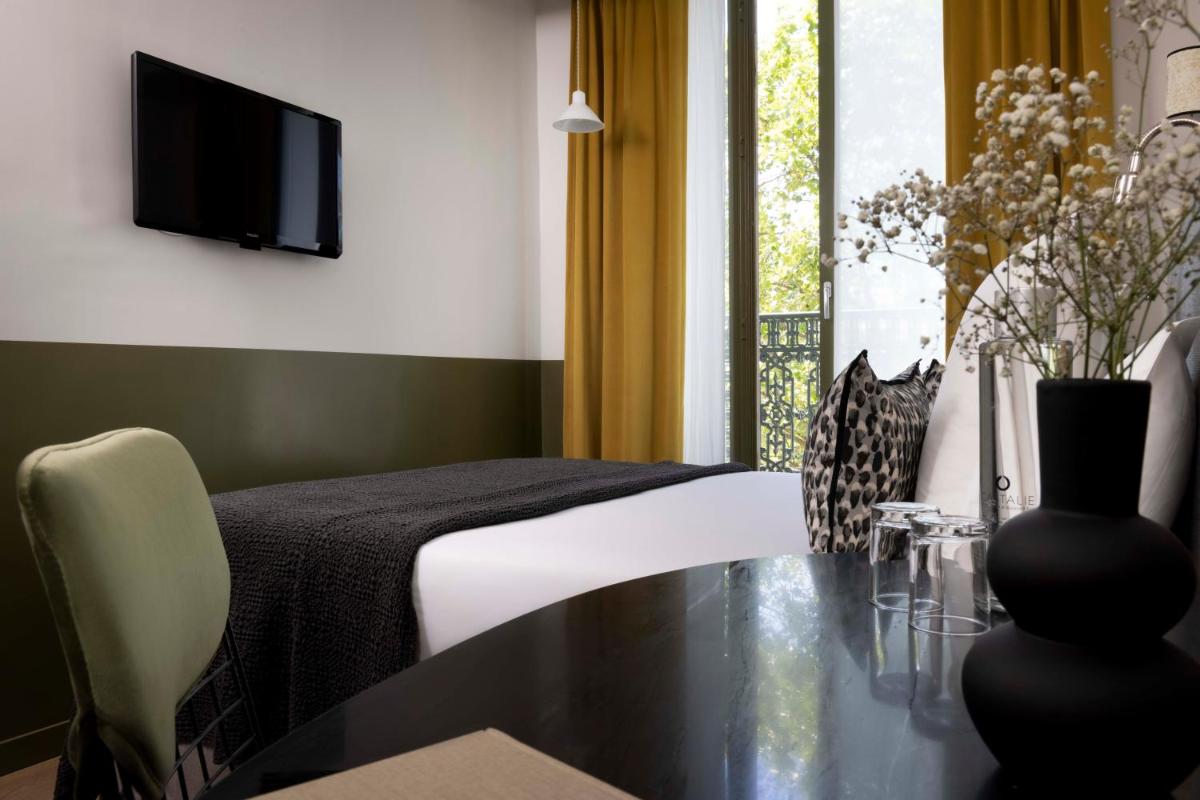 Télévision ou salle de divertissement dans l'établissement Le Petit Beaumarchais Hotel & Spa