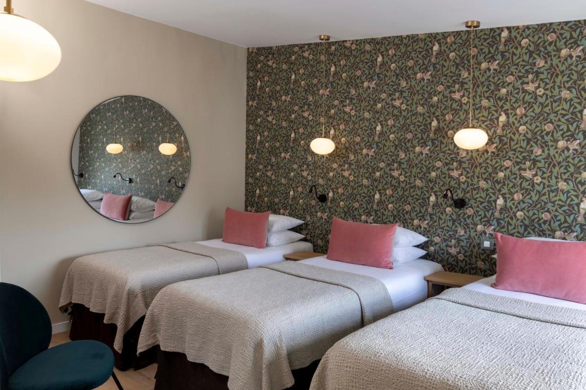 Un ou plusieurs lits dans un hébergement de l'établissement Le Petit Beaumarchais Hotel & Spa
