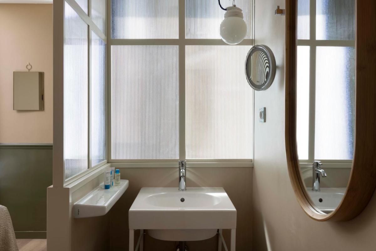 Salle de bains dans l'établissement Le Petit Beaumarchais Hotel & Spa