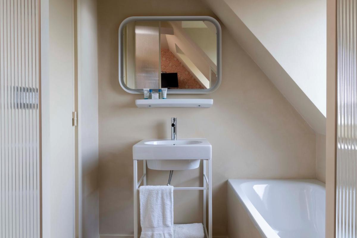 Salle de bains dans l'établissement Le Petit Beaumarchais Hotel & Spa