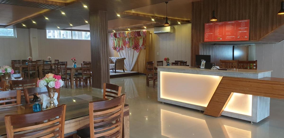 Maple Leaf Hotel - Housity