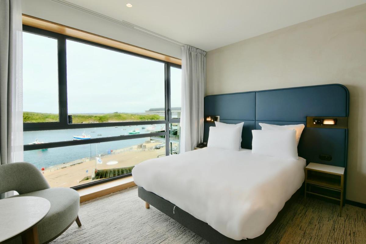 Un ou plusieurs lits dans un hébergement de l'établissement Sainte-Barbe Hotel & Spa Le Conquet - MGallery Collection