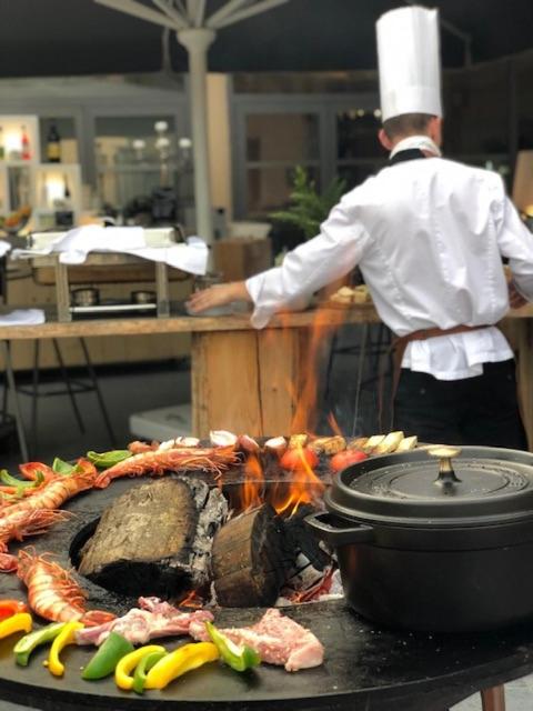 Barbecue disponible mis à disposition des clients de l'hôtel