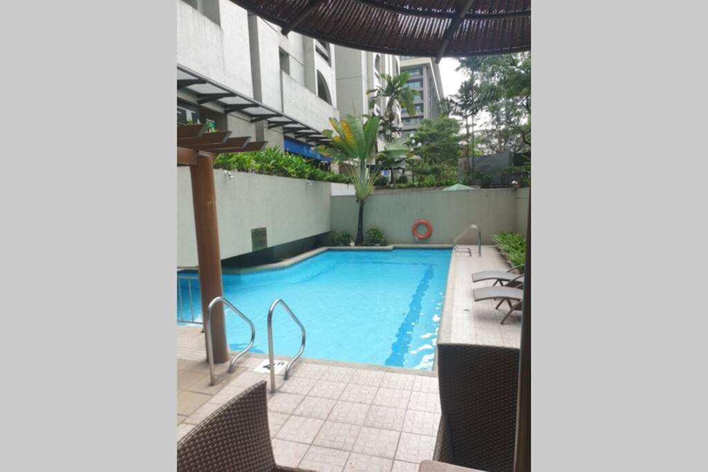 Studio in The Olympia, PRIME MAKATI LOCATION Near Ayala Triangle Gardens -FREE WIFI and Pool Use - Housity
