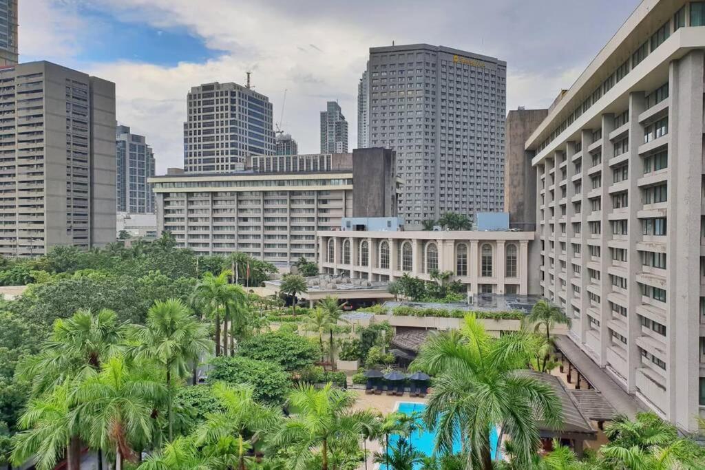 Studio in The Olympia, PRIME MAKATI LOCATION Near Ayala Triangle Gardens -FREE WIFI and Pool Use - Housity