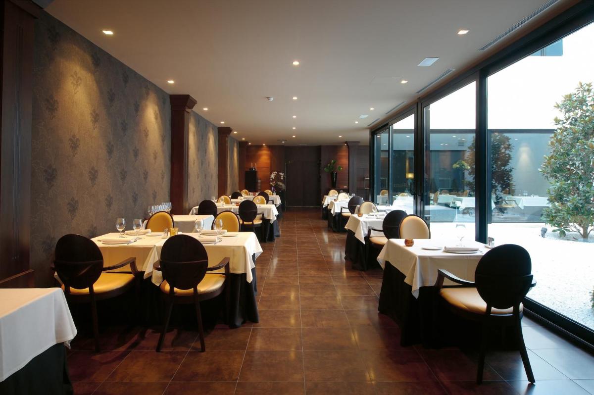Un restaurante o sitio para comer en Balneario Font Vella- Adults Only