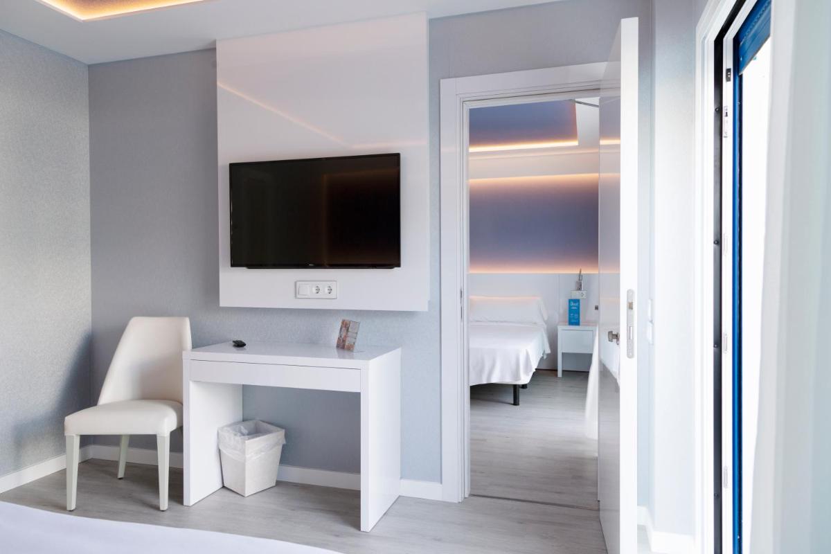 Una televisión o centro de entretenimiento en Masd Mediterraneo Hotel Apartamentos Spa