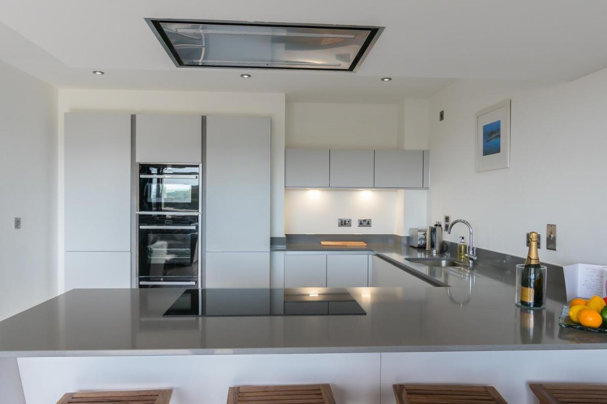 Apartment 3 Waterstone House - Sea Front Apartment, Hot Tub - Housity