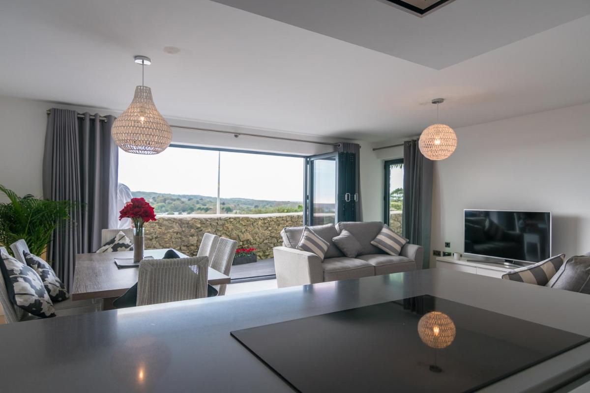 Apartment 3 Waterstone House - Sea Front Apartment, Hot Tub - Housity