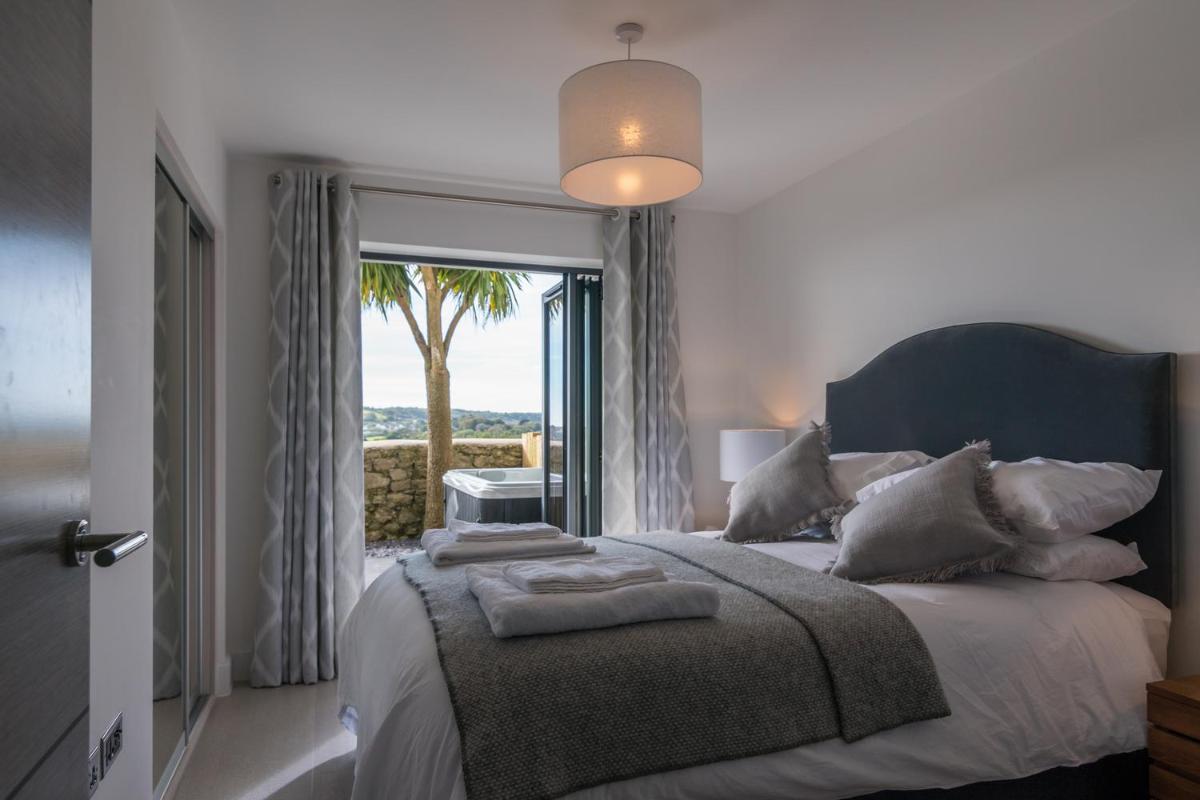 Apartment 3 Waterstone House - Sea Front Apartment, Hot Tub - Housity