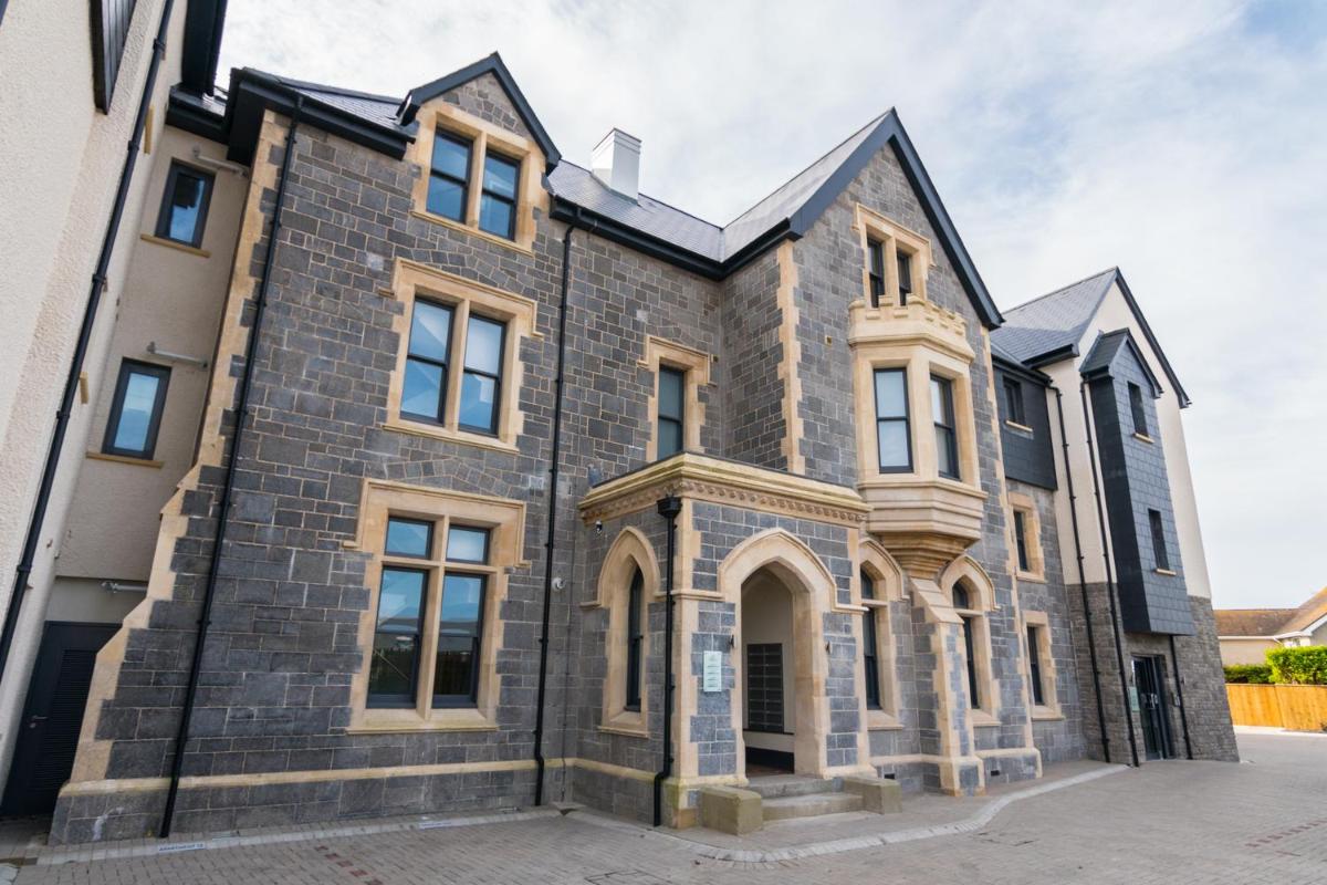 Apartment 3 Waterstone House - Sea Front Apartment, Hot Tub - Housity