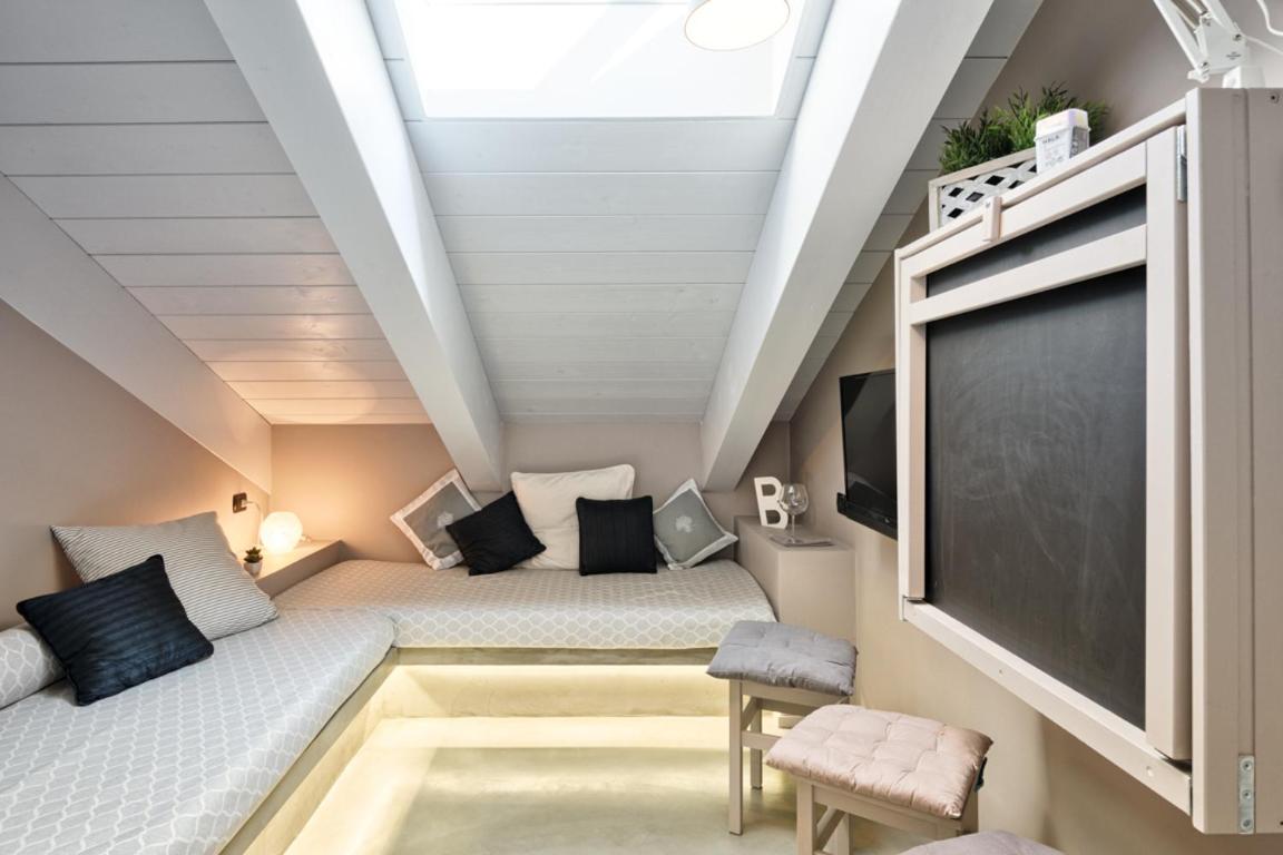 ACADAMIS - Suites & Junior Suites - Housity