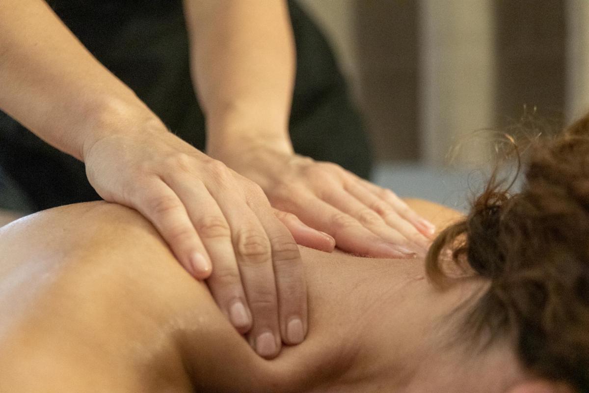 un hombre recibiendo un masaje de un terapeuta en Sa Voga Hotel & Spa, en Arenys de Mar