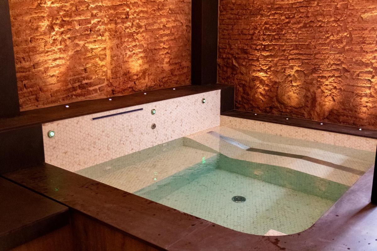 una caja de cristal con una piscina de agua en un mostrador en Sa Voga Hotel & Spa, en Arenys de Mar