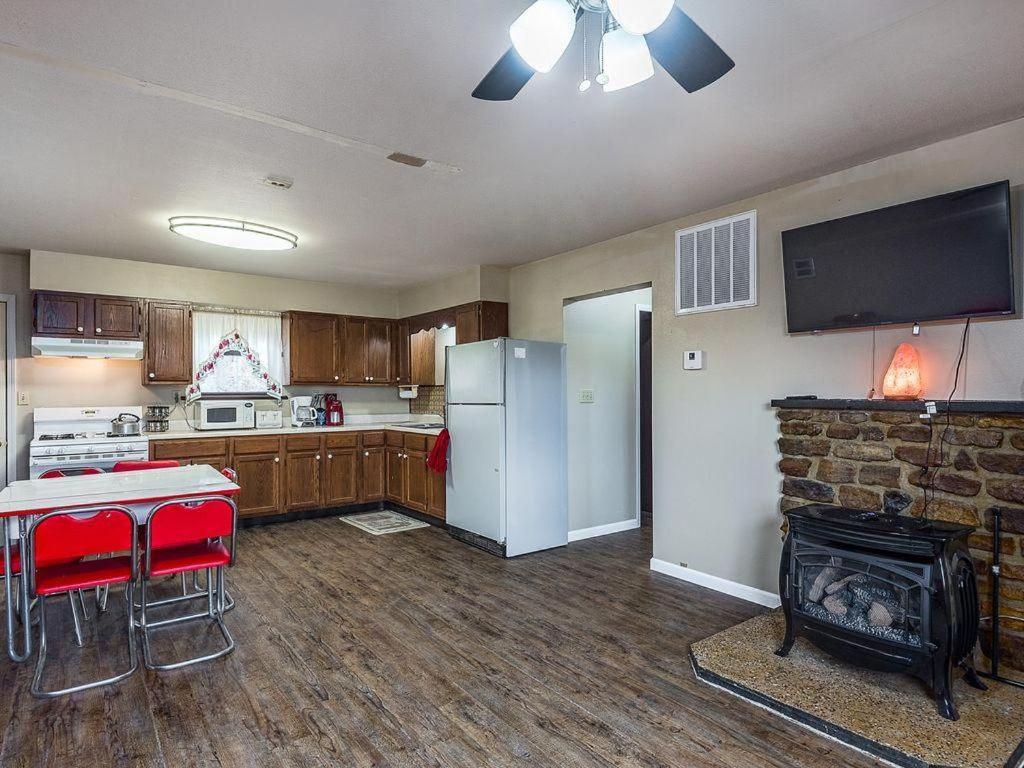 Centerpoint Trail Cabin- Perfect hiking just steps away - Housity