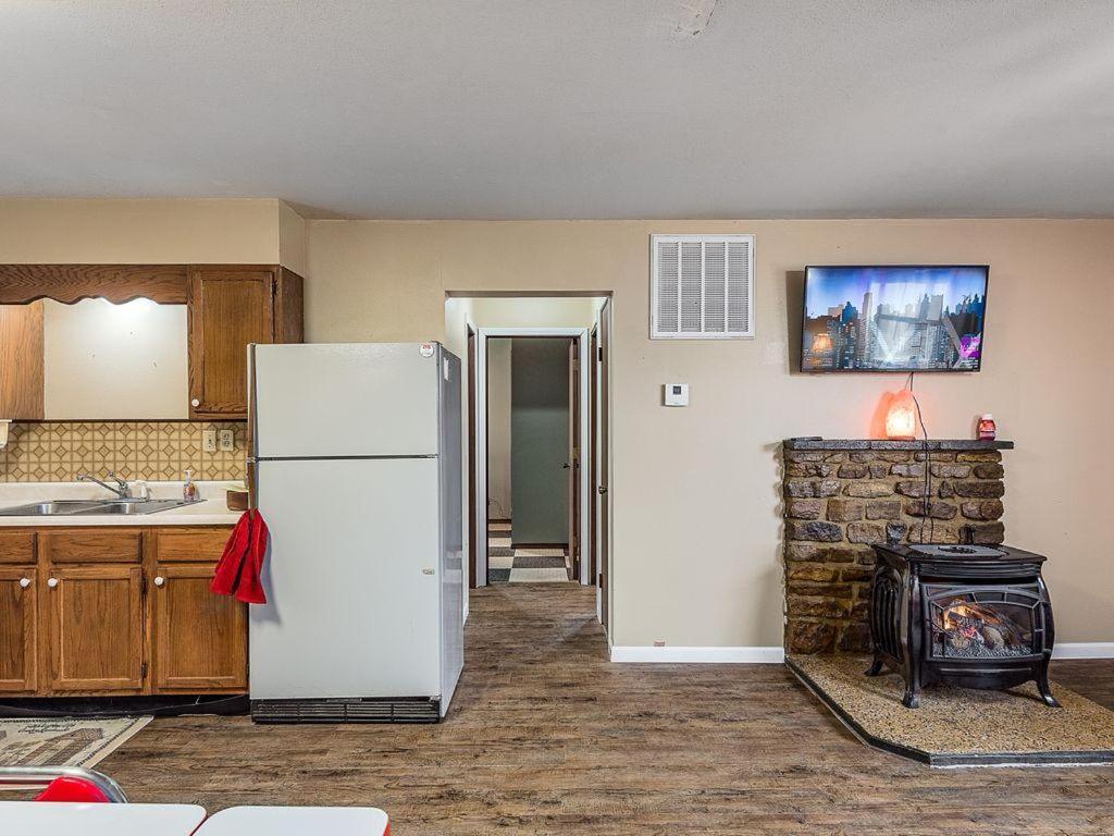 Centerpoint Trail Cabin- Perfect hiking just steps away - Housity
