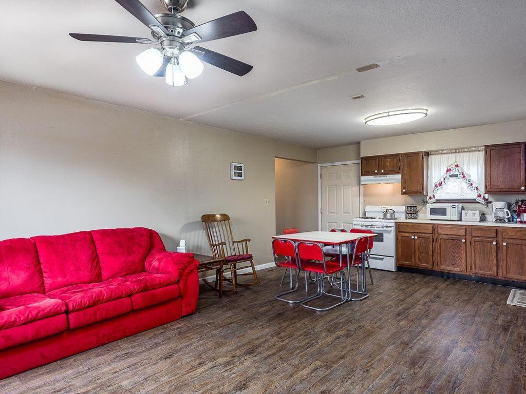 Centerpoint Trail Cabin- Perfect hiking just steps away - Housity