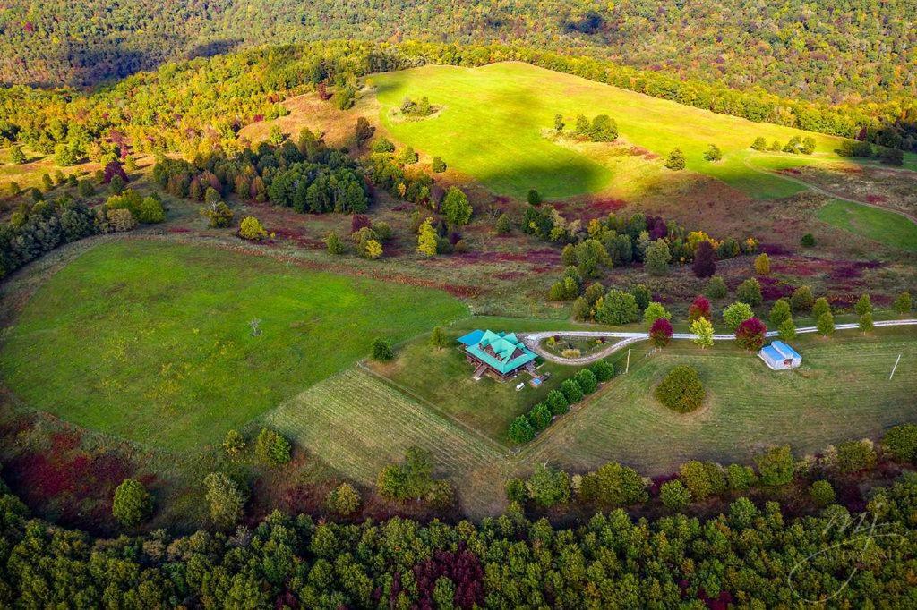 Lodge at OZK Ranch- Incredible mountaintop cabin with hot tub and views - Housity